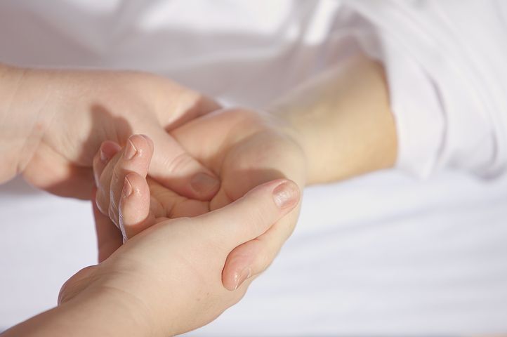 Le Nursing Touch pour soulager ses douleurs